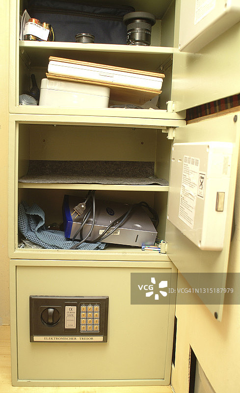 带电子键盘的钢制保险箱图片素材