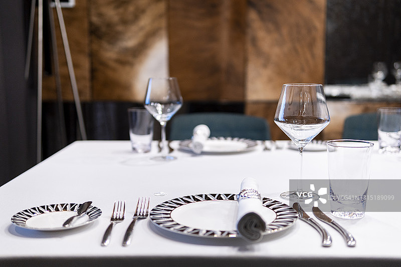 餐具和葡萄酒杯在桌子上图片素材