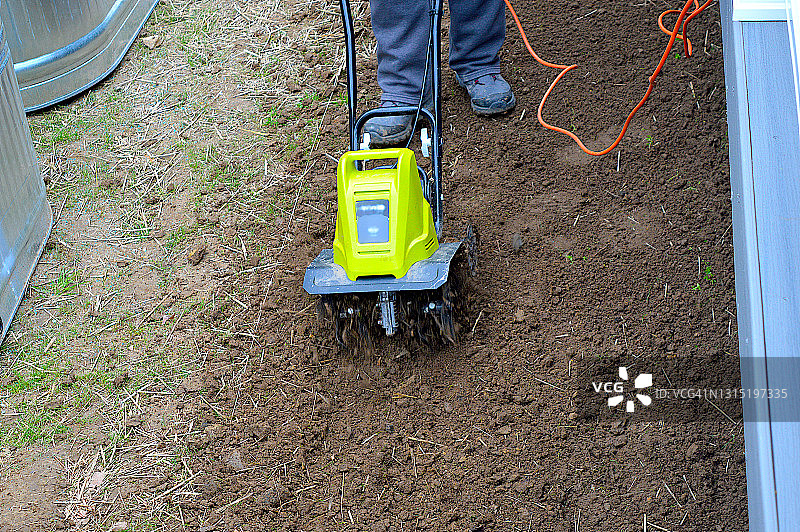 使用旋耕机准备蔬菜园图片素材