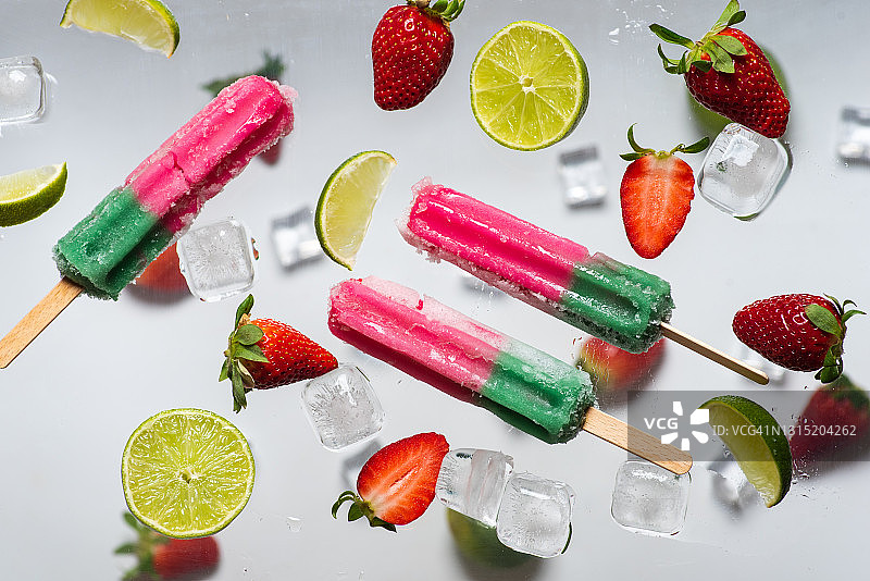 薄荷柠檬草莓水果冰棒图片素材