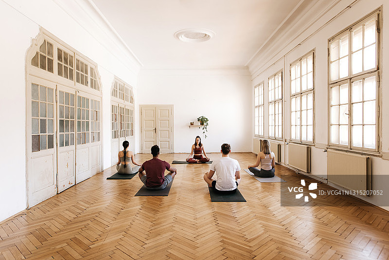 一群人在明亮的瑜伽馆里做瑜伽图片素材