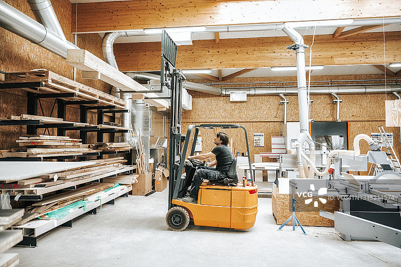 工人在木工车间用叉车搬运大型木箱图片素材