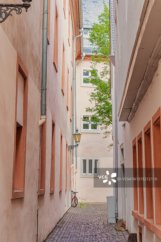 美因茨宁静的粉彩粉色小巷图片素材