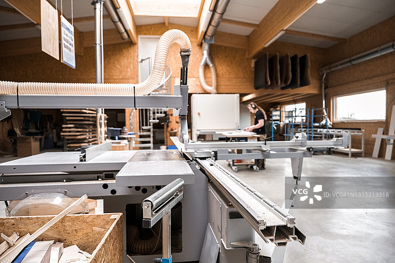 木工制造车间内部，配备现代机器和木匠图片素材