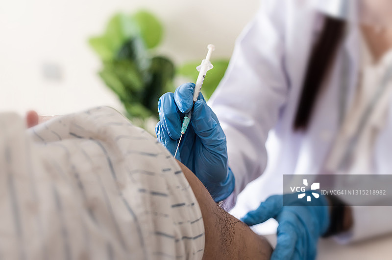 成年男子接种疫苗的特写图片素材