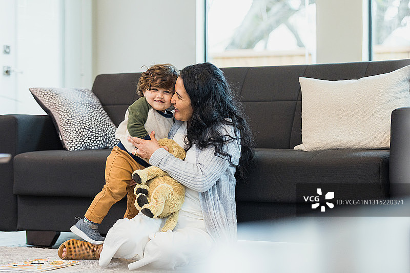 幼儿和祖母在客厅地板上一起玩耍图片素材