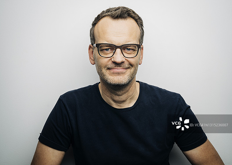 一位快乐的中年男人肖像照图片素材