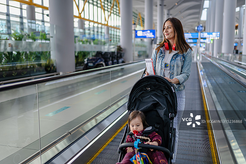 新冠疫情后，年轻妈妈带宝宝的首次旅行图片素材