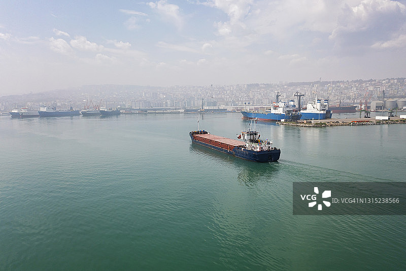 运输中的货船航拍图片素材