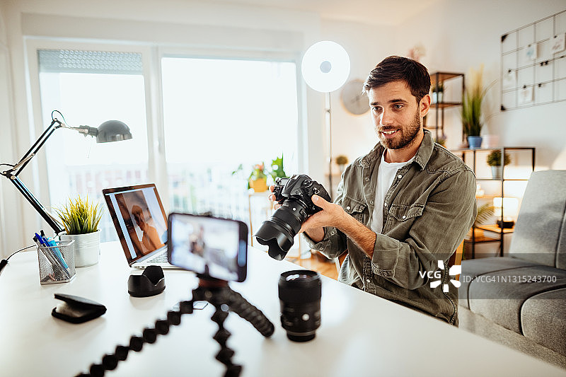 如何在社交媒体上成为拥有数千粉丝的科技网红图片素材