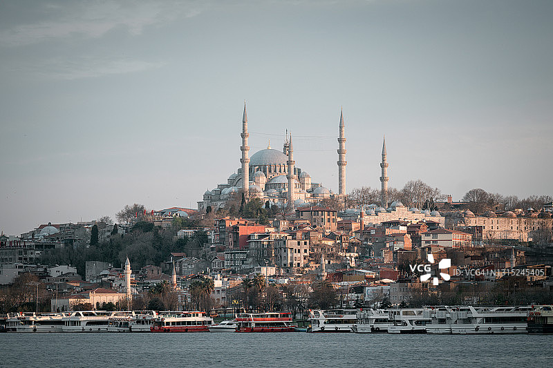 从伊斯坦布尔金角湾看到的清真寺图片素材