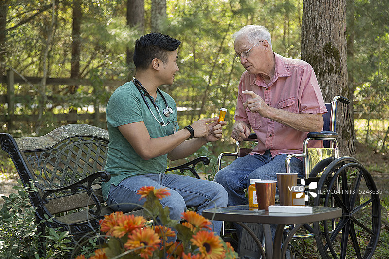 年长的男人和家庭护理护士图片素材