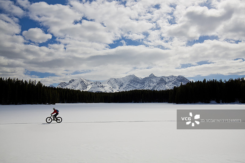 冬季雪地自行车探险图片素材