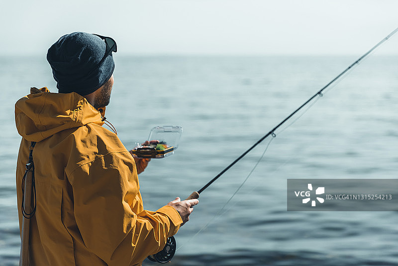 阳光明媚的一天在海中飞蝇钓图片素材