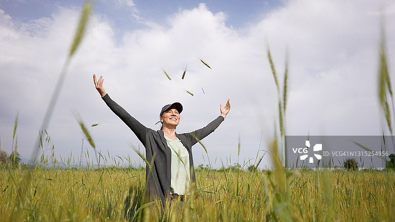 在麦田里自由自在的女人图片素材