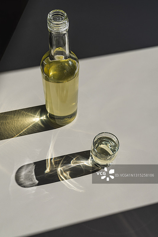 玻璃杯和烈酒瓶图片素材