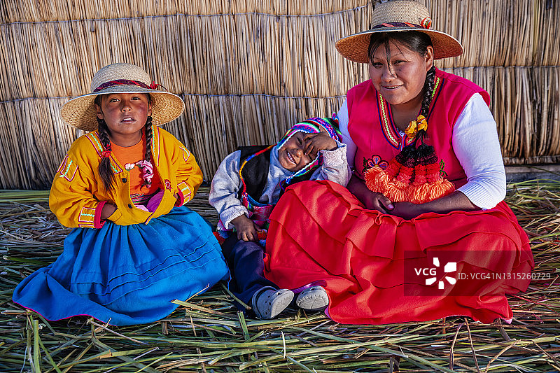 母亲和孩子们在秘鲁的的喀喀湖乌罗漂浮岛上图片素材