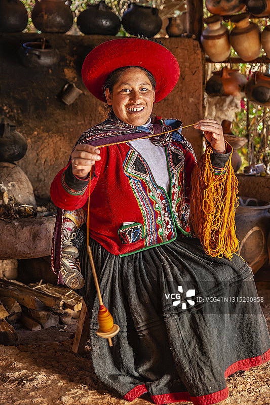 秘鲁妇女手工纺羊毛，秘鲁圣谷图片素材