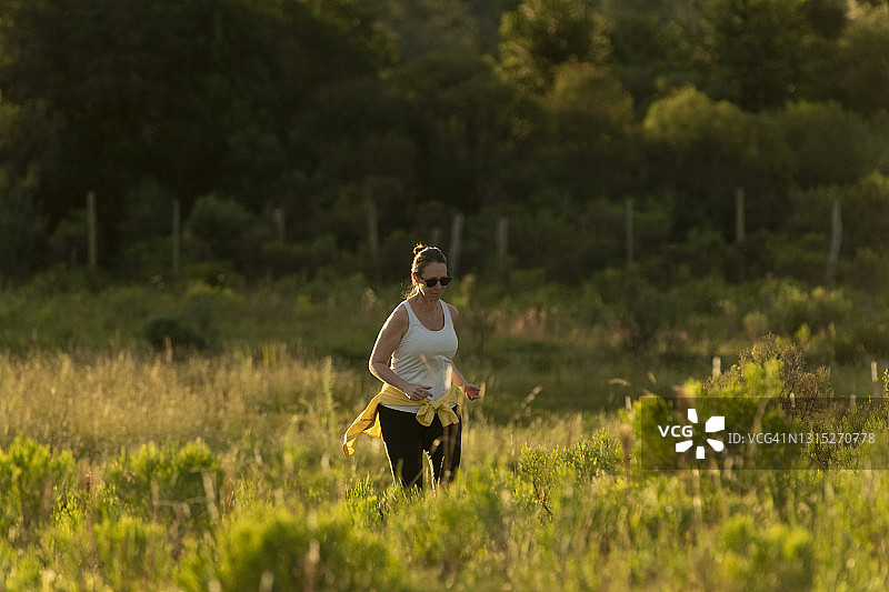 日落慢跑图片素材