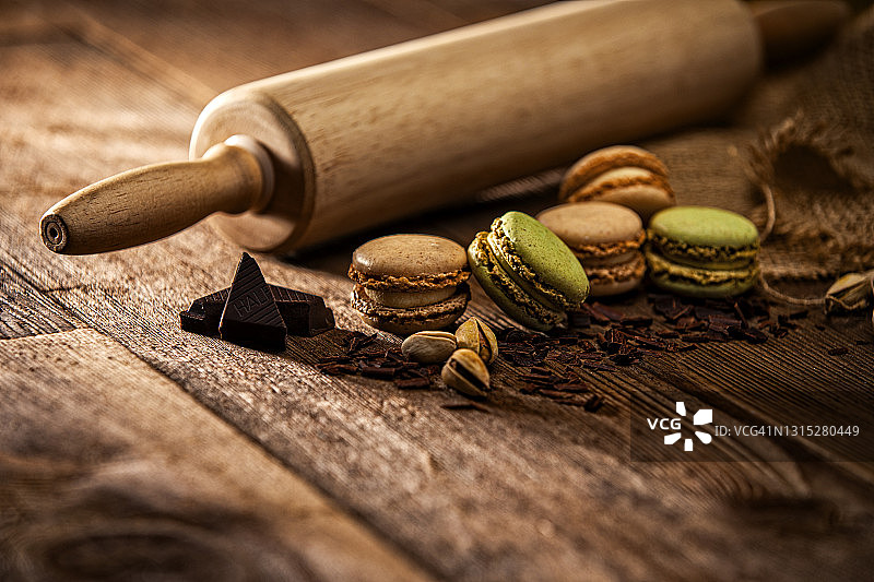 巧克力开心果马卡龙饼干复古木纹背景图片素材