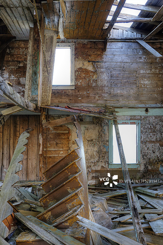 前渔村中一栋房屋的废弃内景图片素材