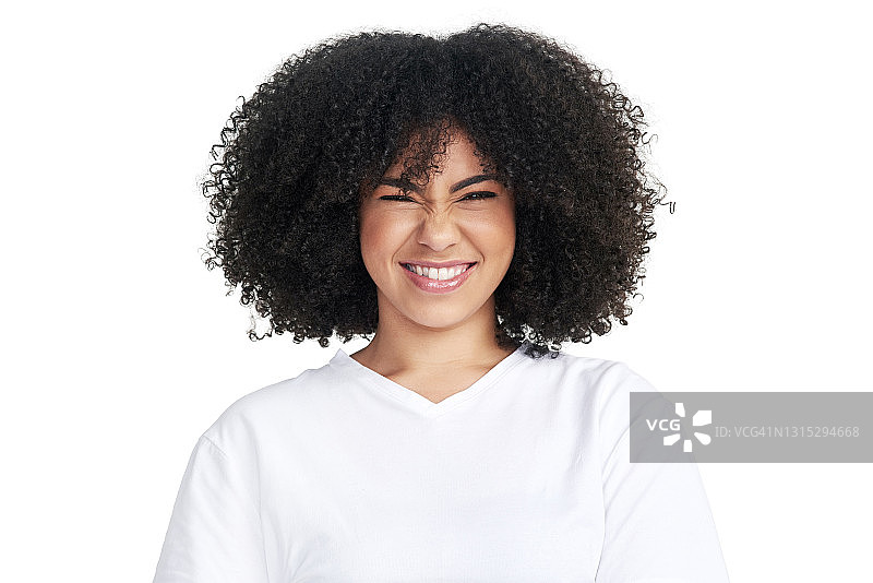 在白色背景前摆姿势的有魅力的年轻女人的棚拍肖像图片素材