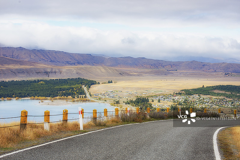 新西兰约翰山天文台秋季路景与特卡波湖背景图片素材