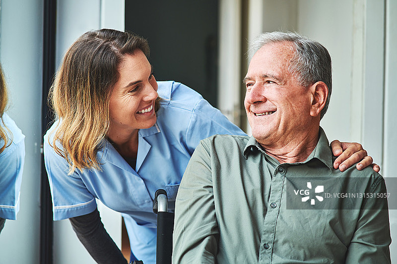 年轻护士在养老院照顾年长男人的照片图片素材