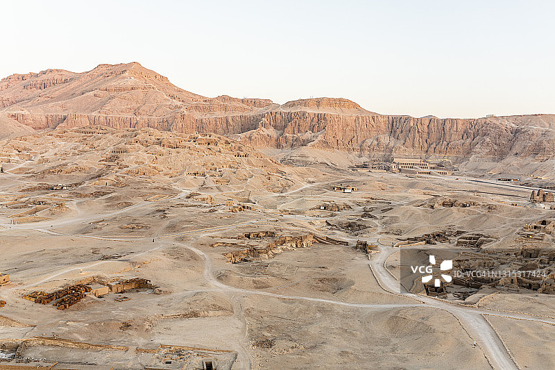 清晨在卢克索帝王谷乘坐热气球图片素材