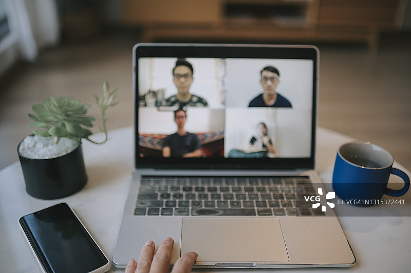 第一人称视角：中国女性在家使用笔记本电脑进行视频会议图片素材