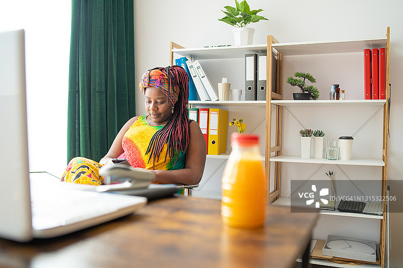 一位黑人妇女在办公室用餐图片素材