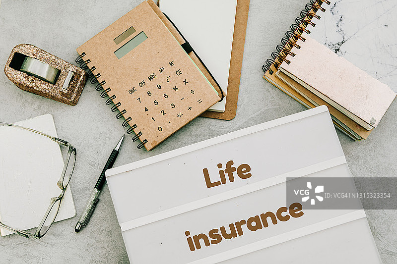 办公室场景中的人寿保险概念图片素材