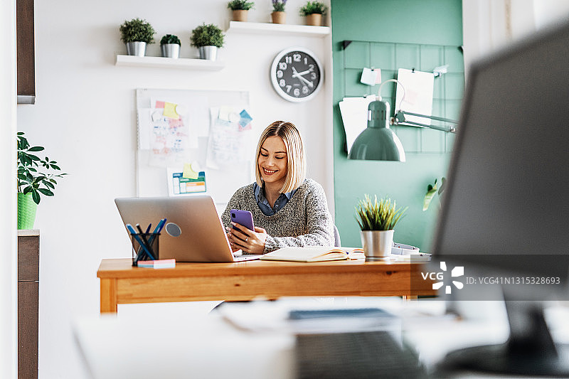 在家处理财务的女商人图片素材