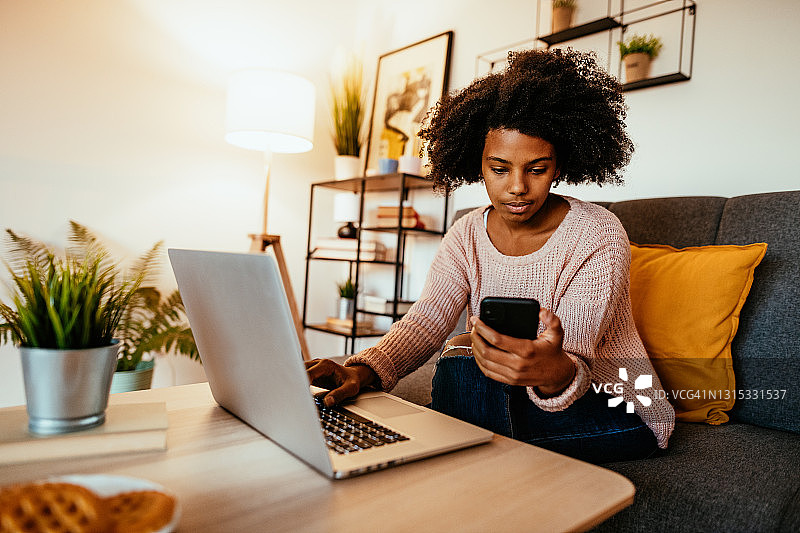 非裔美国妇女在家处理财务图片素材