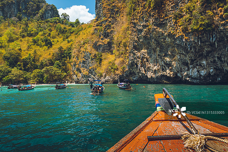 游客乘长尾船在泰国甲米岛浮潜图片素材