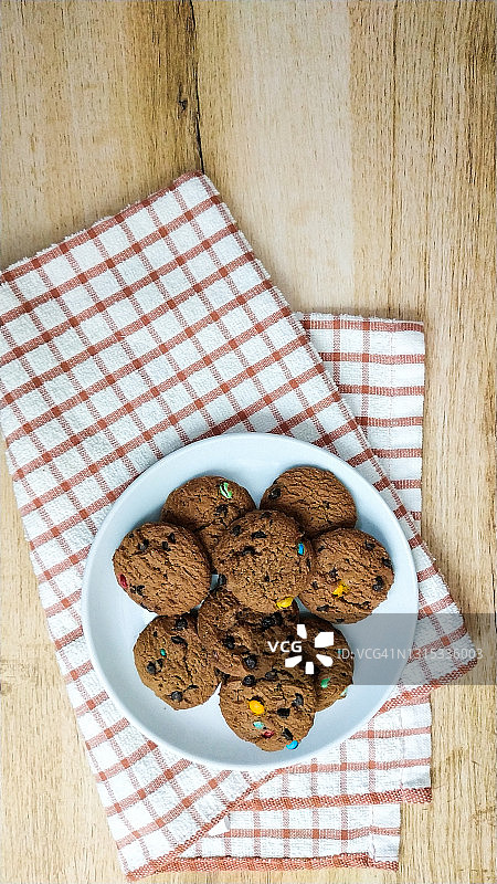 早餐餐巾上的饼干图片素材