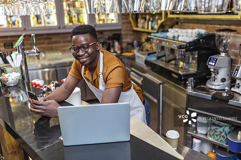 使用移动技术进行小型企业管理图片素材