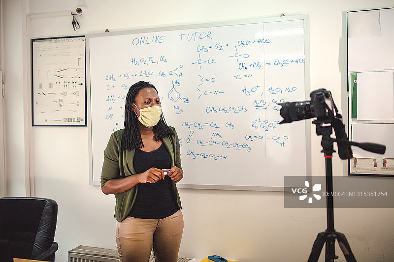 现代远程教育：非洲裔美国女教师讲解英语规则图片素材