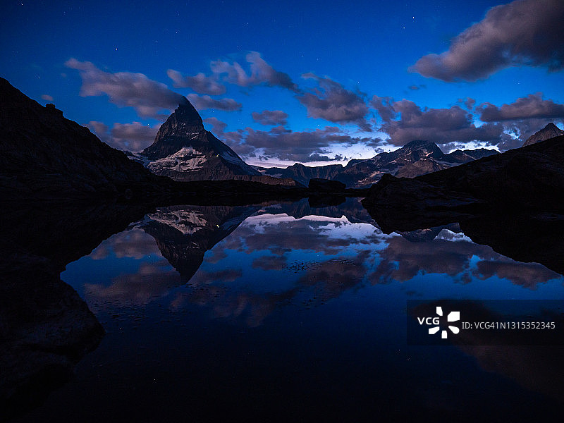 夜晚的马特洪峰，倒影在高山湖上图片素材