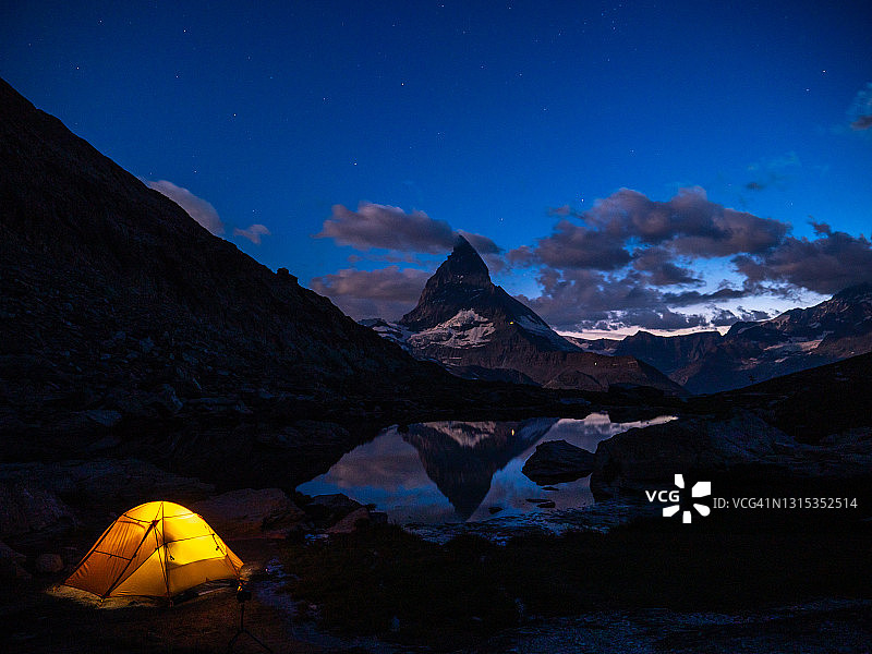 马特洪峰附近山顶的帐篷，夜景拍摄图片素材