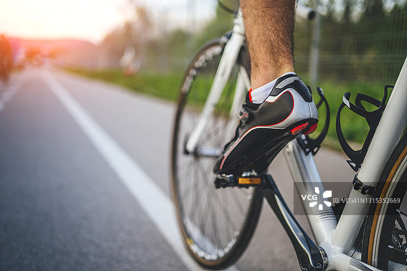 自行车运动，脚踩自行车踏板图片素材
