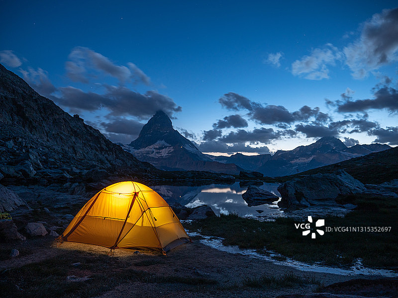 马特洪峰附近山顶上的帐篷夜景图片素材