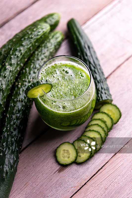 木桌上的一杯新鲜黄瓜汁图片素材