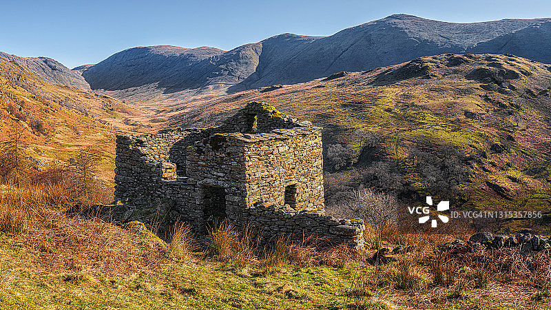废弃的湖区谷仓图片素材