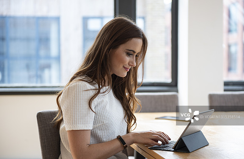 商务女人用带键盘的电脑平板打字图片素材