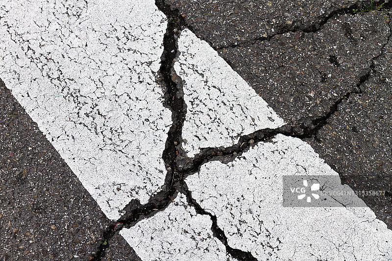 龟裂的沥青路面图片素材