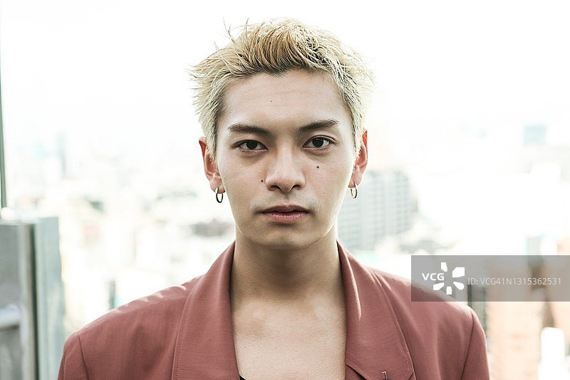 白天年轻亚洲男子肖像图片素材