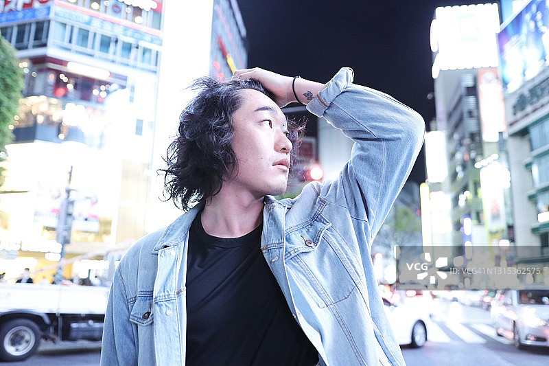 夜晚的年轻亚洲男子肖像图片素材