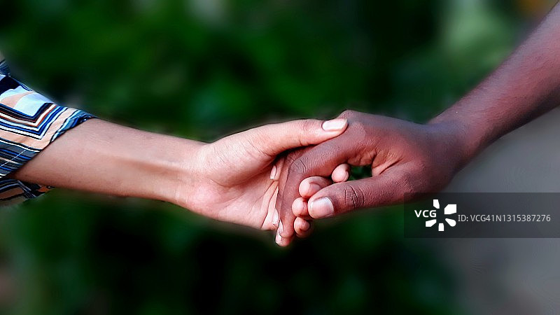 作为人类，我们犯了一些错误的社会规范，种族主义就是其中之一。图片素材