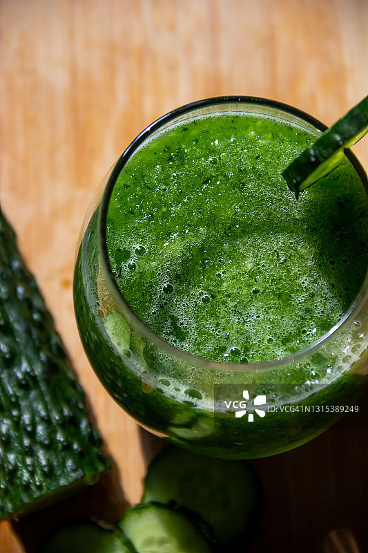木桌上的一杯新鲜黄瓜汁图片素材